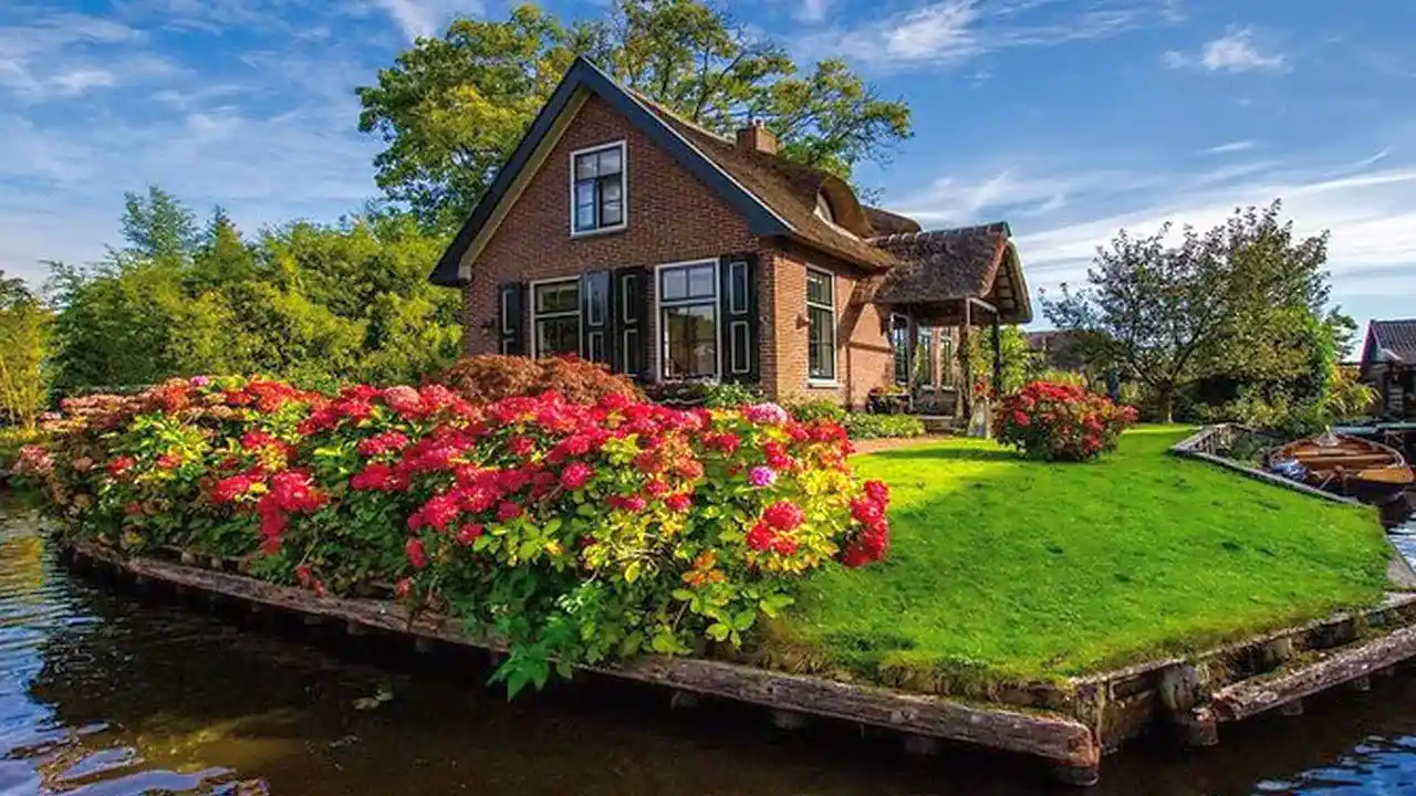 Giethoorn Day Trip with Boat Tour