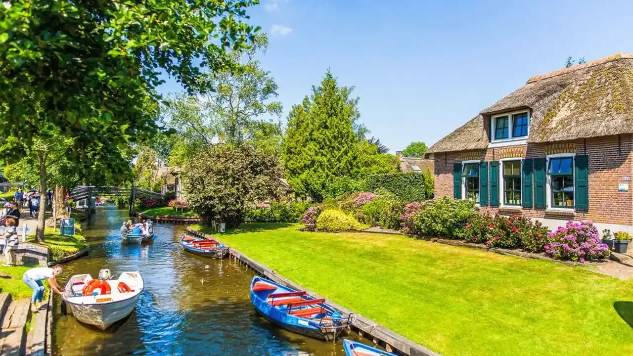 Giethoorn Day Trip with Boat Tour