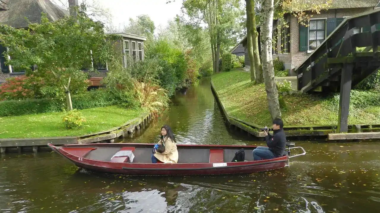 Giethoorn Day Trip with Boat Tour