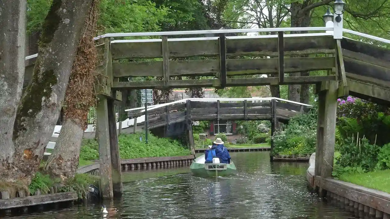 Giethoorn Day Trip with Boat Tour