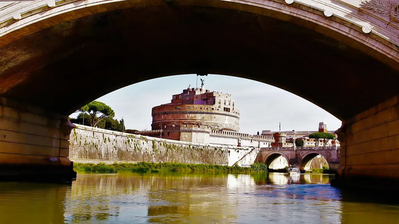 Evening cruise with snacks on the Tiber