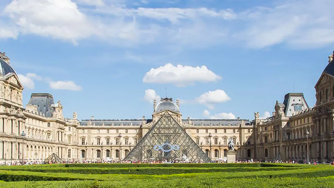 Louvre museum with a tour guide