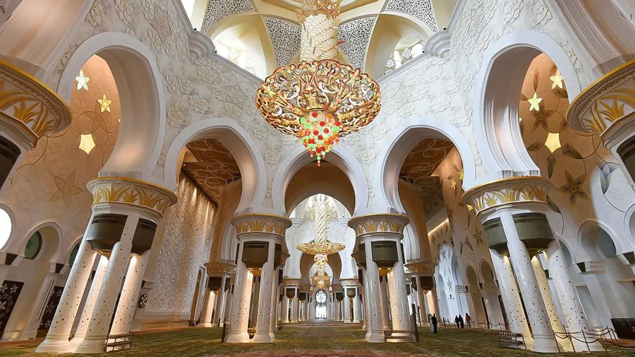 Sights of the city and the Sheikh Zayed Mosque