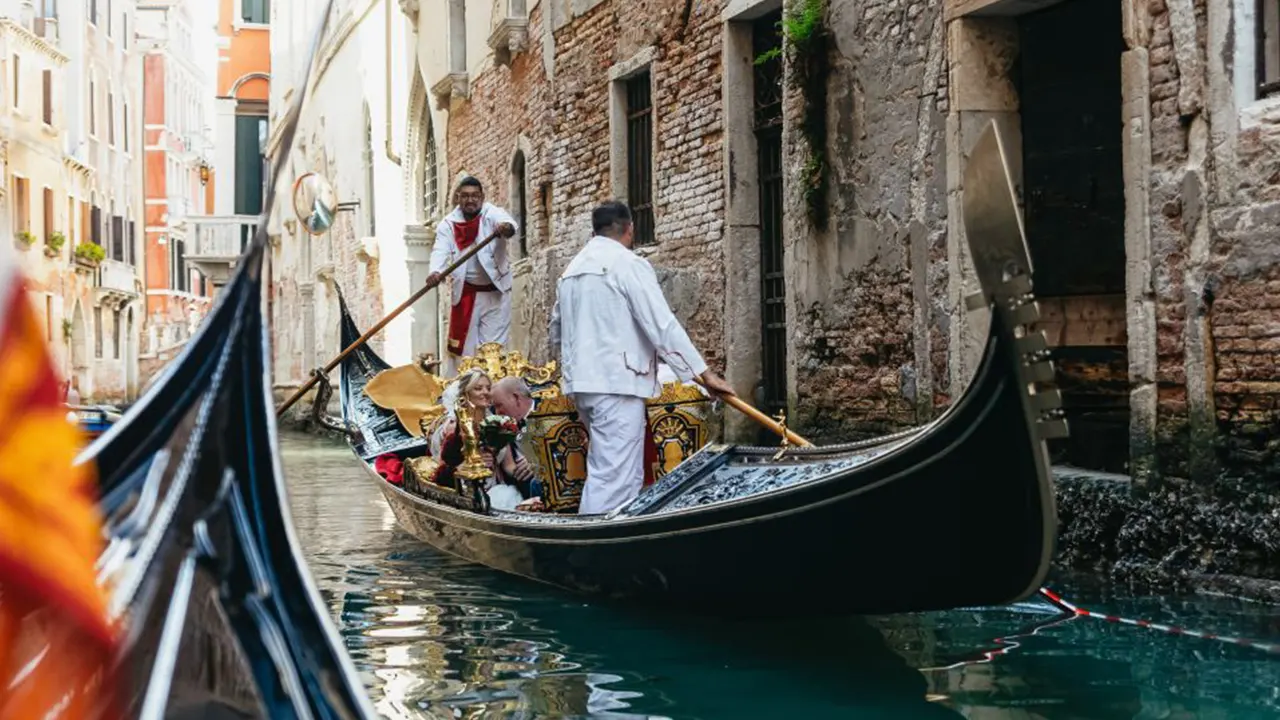 Gondola channel with suspension