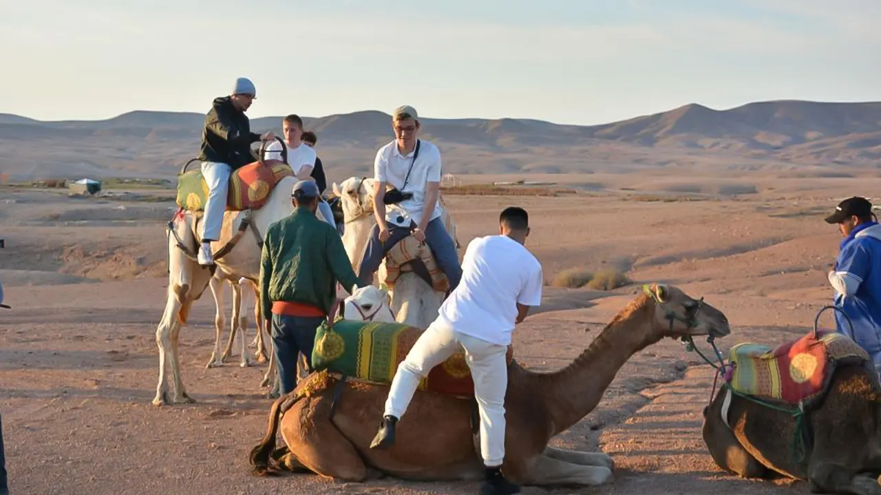 عشاء أغافاي الصحراوي مع ركوب الجمال عند  الغروب