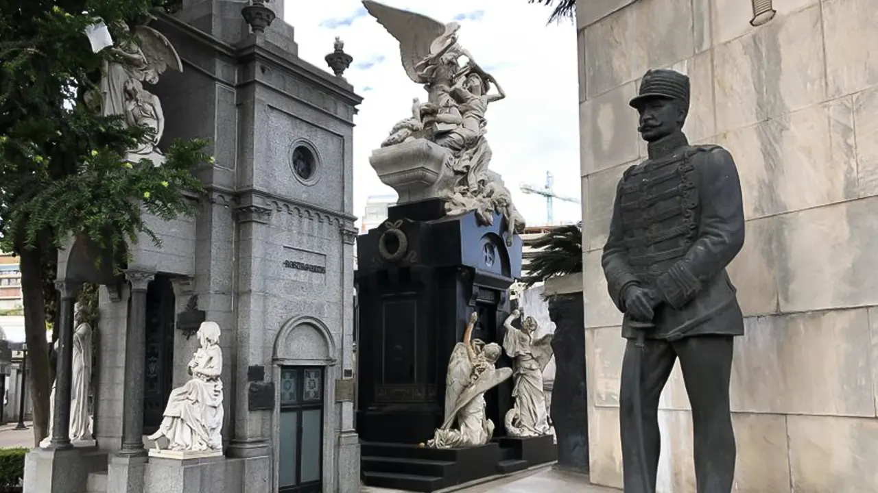 La Recoleta Cemetery Guided Tour in English