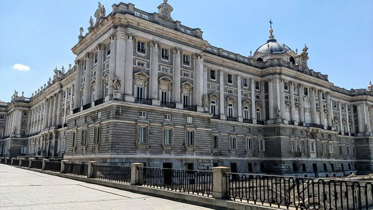 Tour of the royal palace