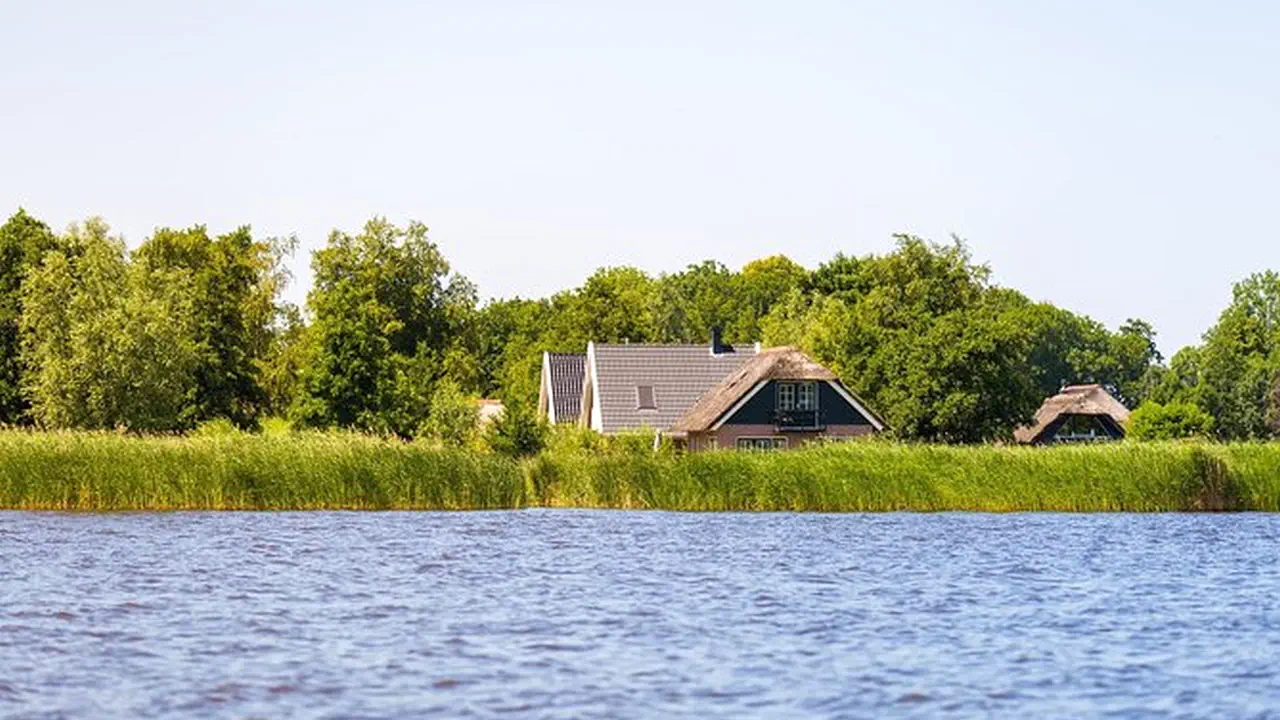 Giethoorn Day Trip with Boat Tour