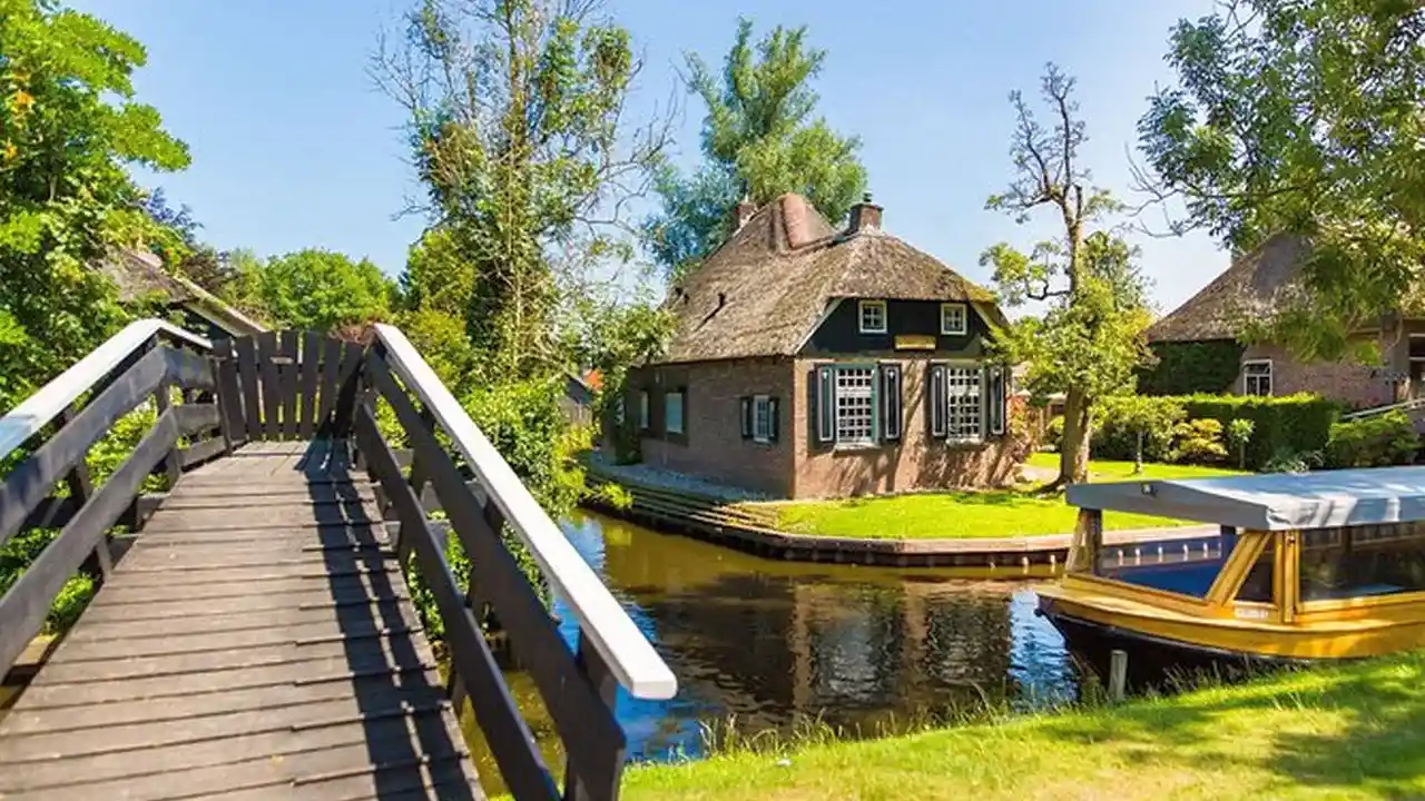 Giethoorn Day Trip with Boat Tour