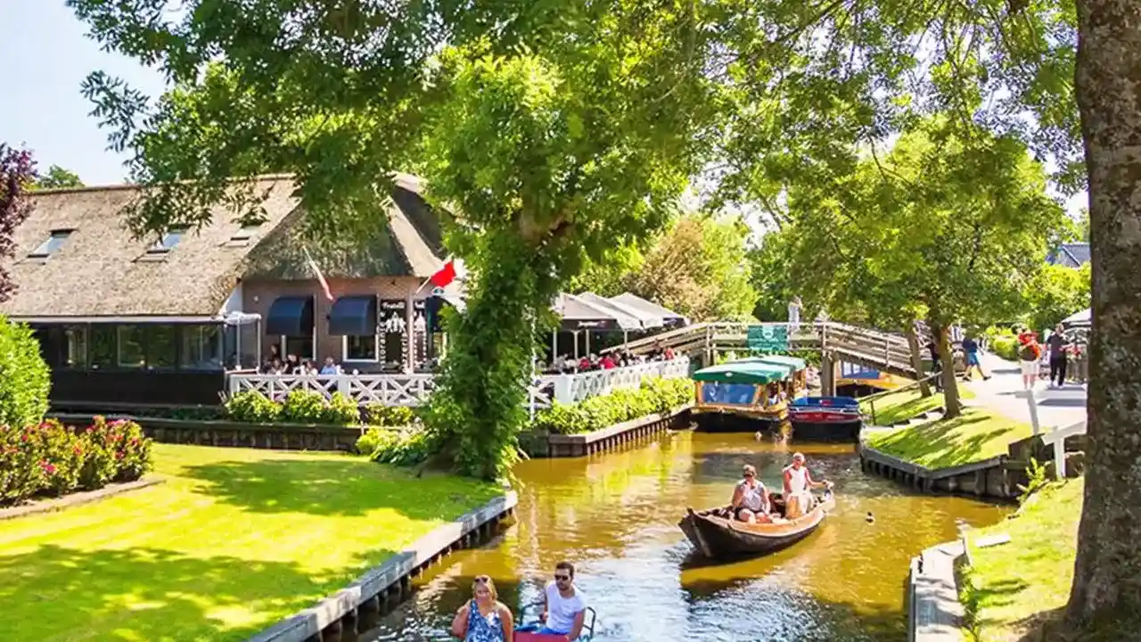 Giethoorn Day Trip with Boat Tour