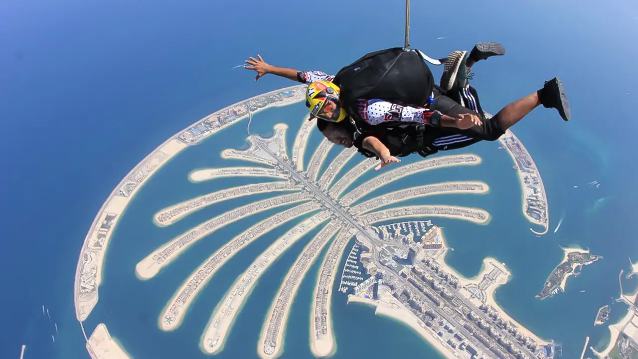 Skydiving experience in the palm