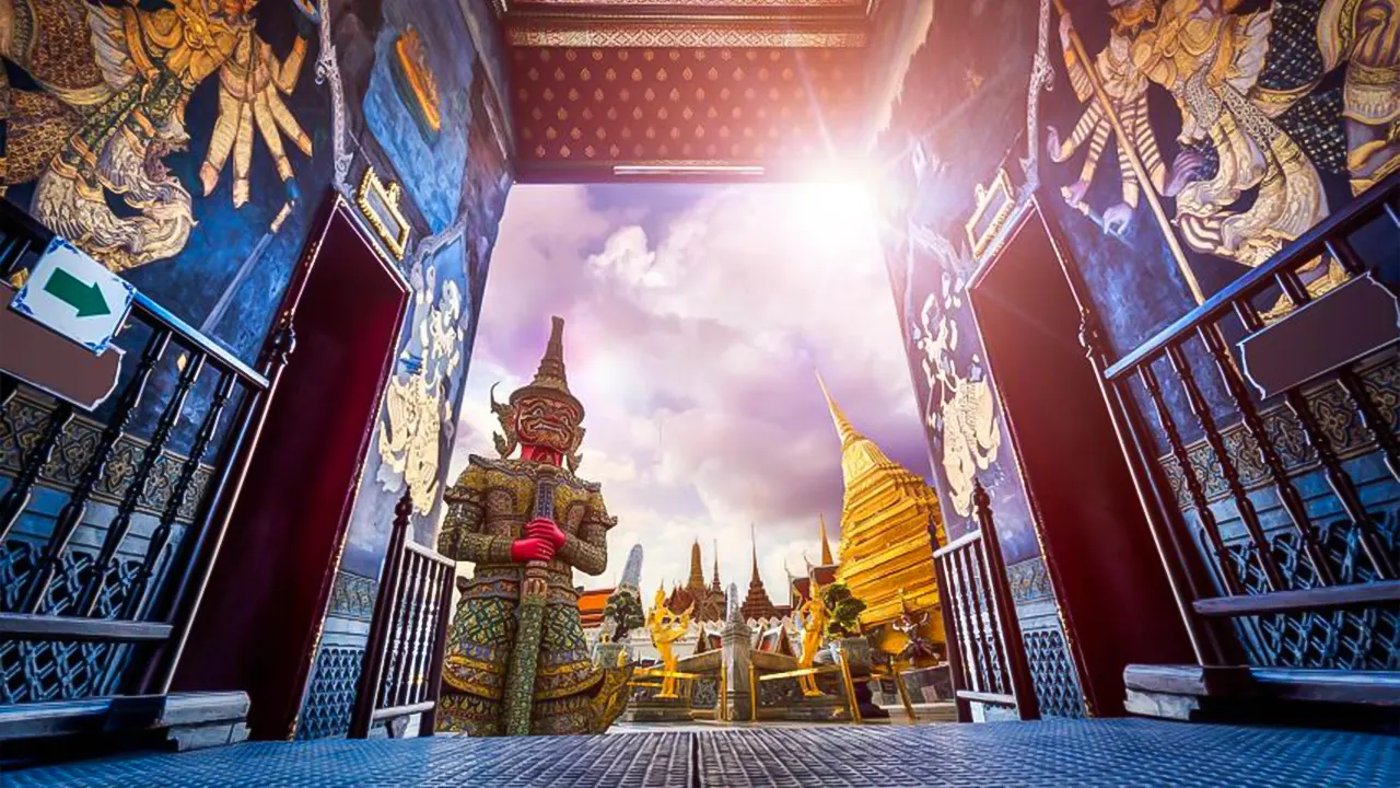 Grand Palace and Wat Phra Kaew Guided Walking Tour