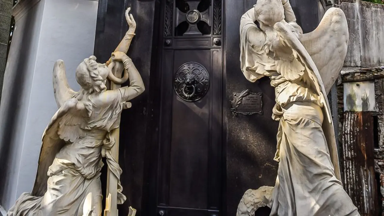 La Recoleta Cemetery Guided Tour in English