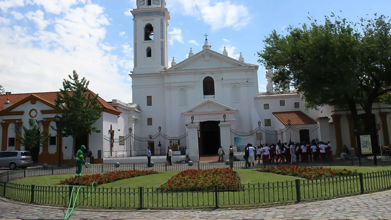 Walking Tour of the Recoleta Neighborhood in Buenos Aires