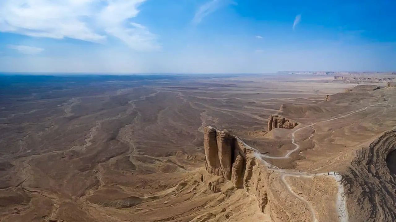 رحلة يومية إلى جبال الطويق وسهول النجد