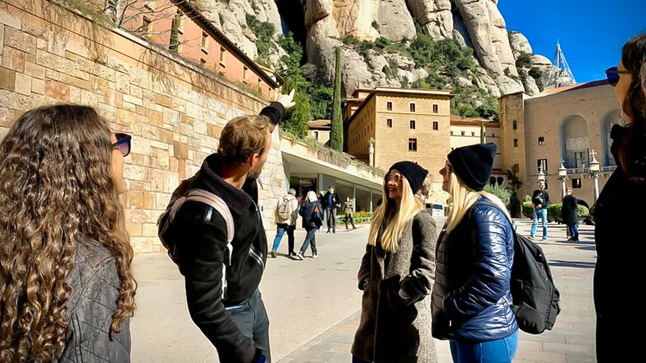 Montserrat Guided Tour & Return Bus Transfer