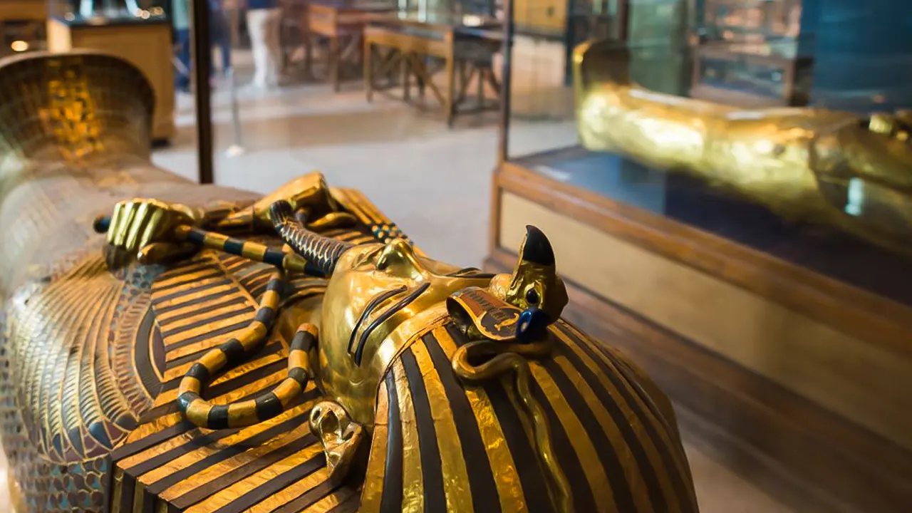 Egyptian Museum, Pyramids & Bazaar Tour